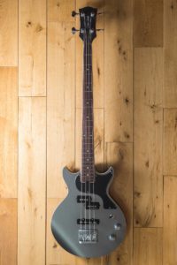 GS Bass - Black front - wood background